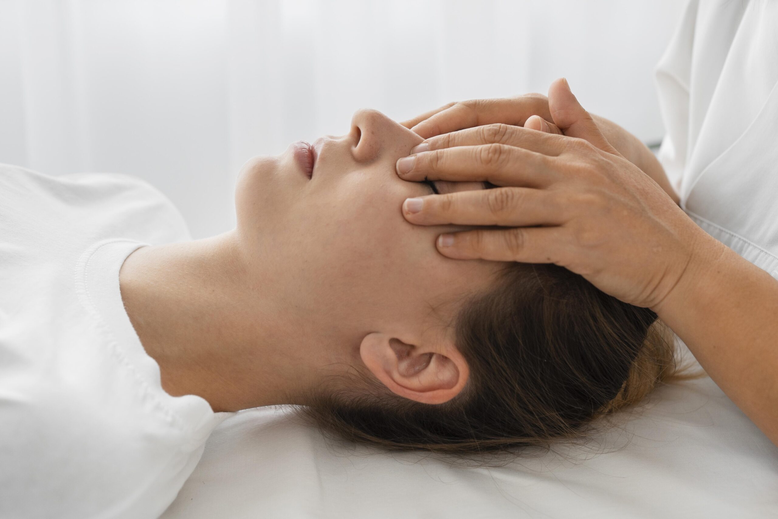 Υγεια - θεραπευτες Τι είναι το EFT Tapping; 1 Θεραπευτές female osteopathist treating patient by massaging her face scaled