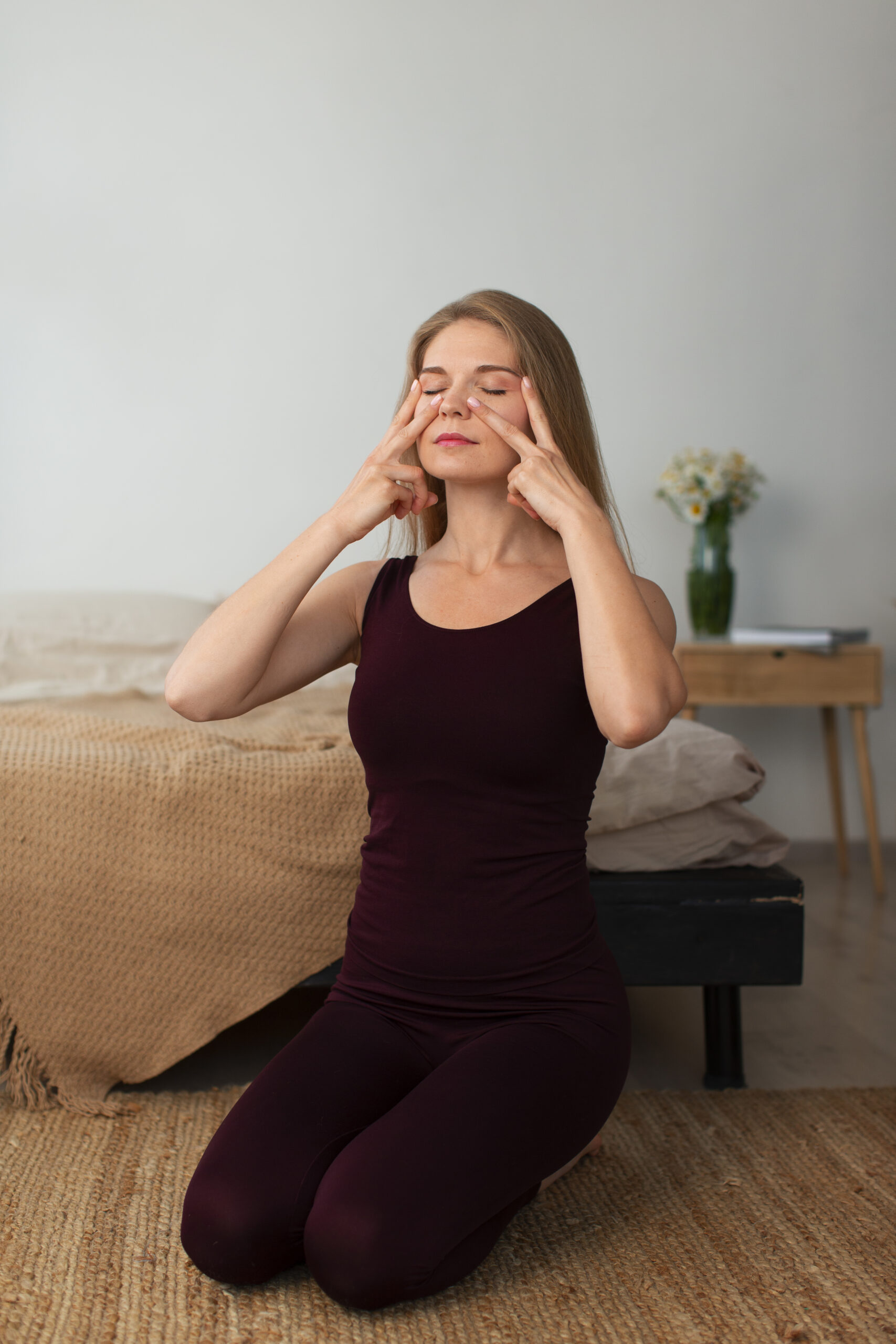Υγεια - θεραπευτες Τι είναι face yoga; 1 Θεραπευτές full shot woman practicing facial yoga 1 scaled