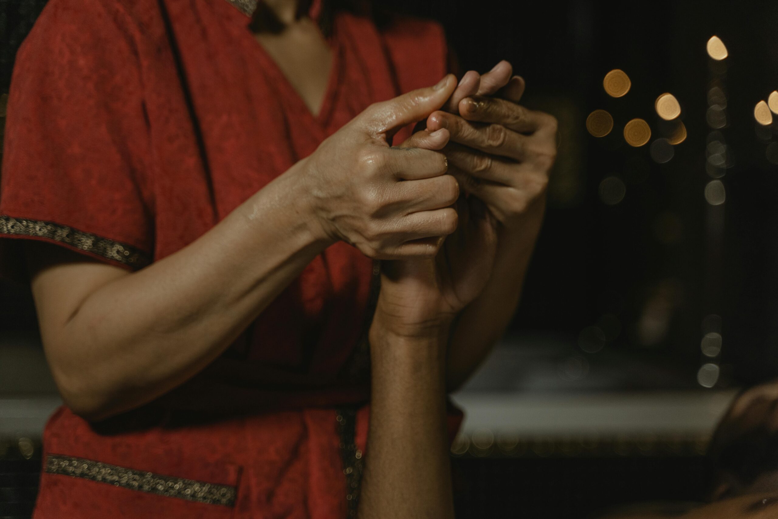 Υγεια - θεραπευτες Τι είναι το αγιουβέρδικο μασάζ; 4 Θεραπευτές pexels tima miroshnichenko 6187423 2 scaled