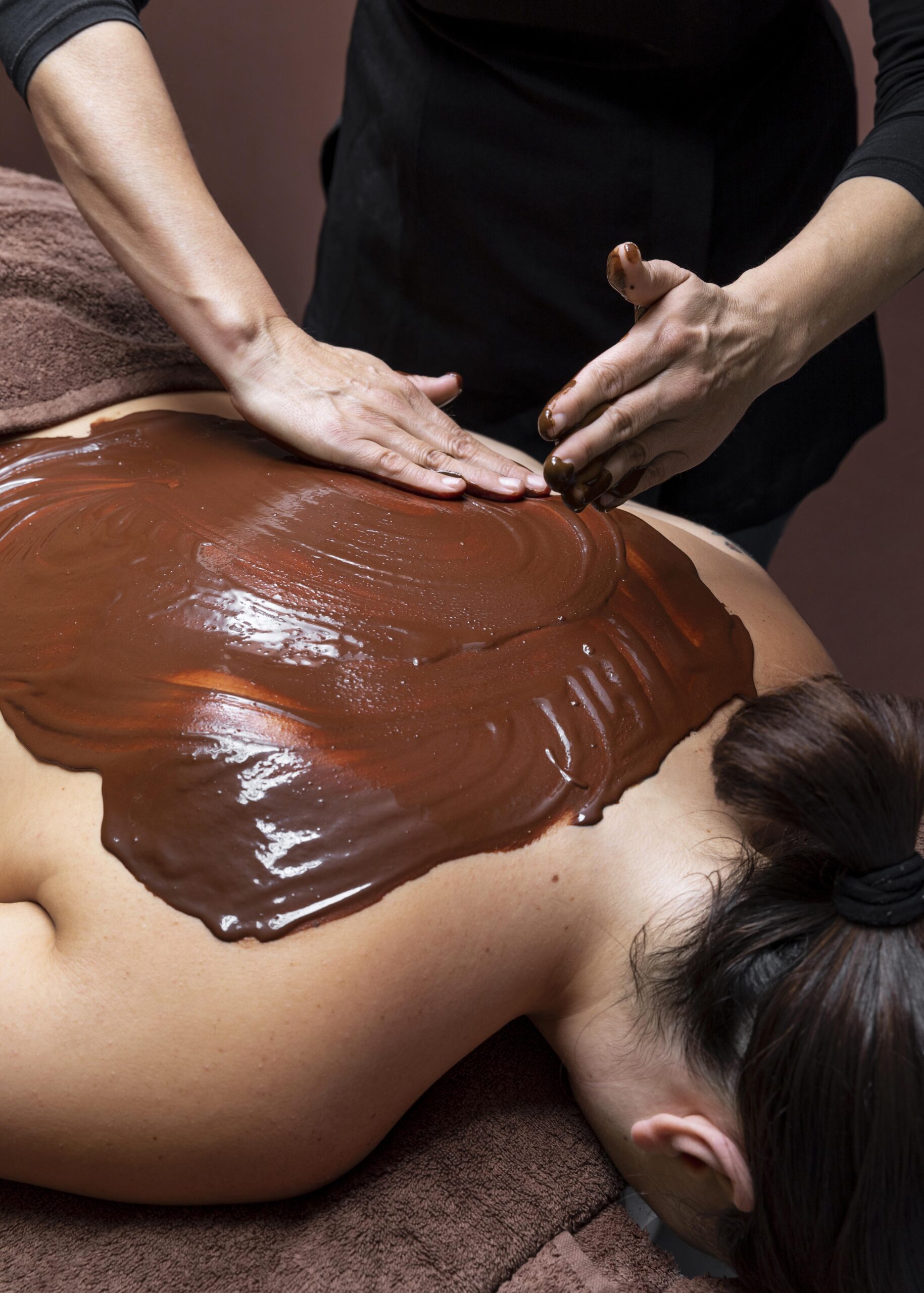 Υγεια - θεραπευτες Τι είναι το μασάζ με ζεστή σοκολάτα; 3 Θεραπευτές young woman having treatment beauty salon 1 scaled