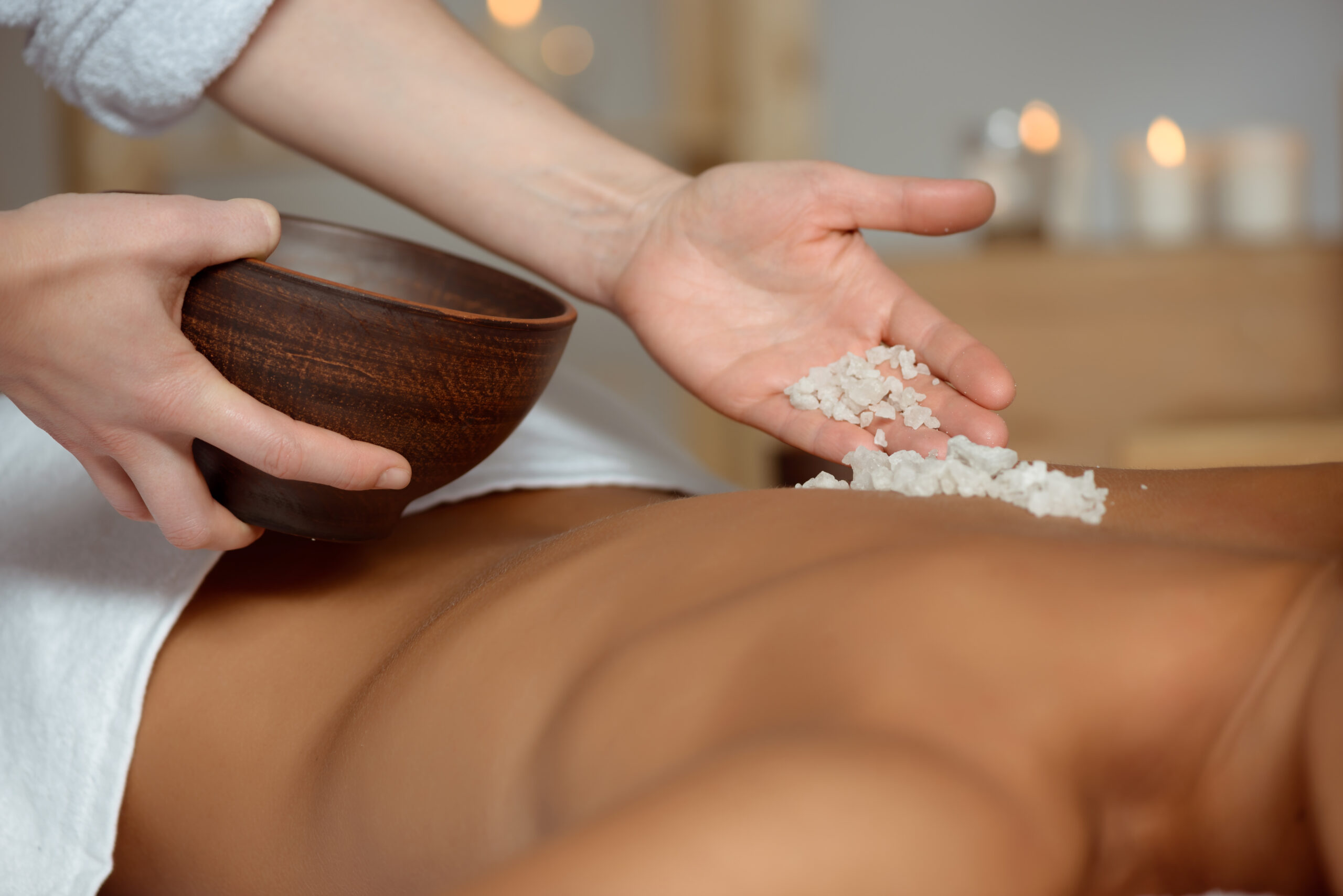 Υγεια - θεραπευτες Τι είναι η αλατοθεραπεία; 1 Θεραπευτές young woman relaxing spa salon scaled